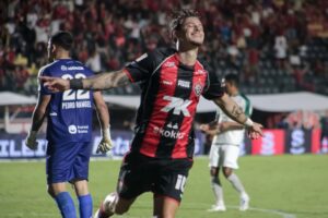 Vitória aproveita expulsão no 1º tempo e goleia Coritiba por 4 a 1 no Brasileirão vitoria-aproveita-expulsao-no-1o-tempo-e-goleia-coritiba-por-4-a-1-no-brasileirao