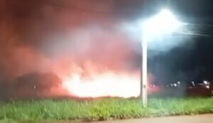 Queda de raio causa incêndio e mobiliza bombeiros em Dourados queda-de-raio-causa-incendio-e-mobiliza-bombeiros-em-dourados