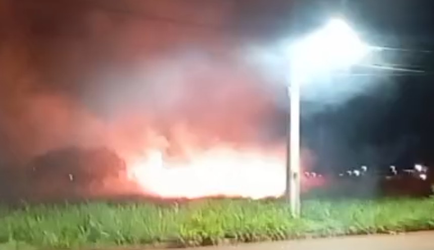 Queda de raio causa incêndio e mobiliza bombeiros em Dourados queda-de-raio-causa-incendio-e-mobiliza-bombeiros-em-dourados