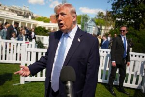 Trump diz que EUA guiarão navios retidos em Ormuz em meio à guerra com o Irã trump-diz-que-eua-guiarao-navios-retidos-em-ormuz-em-meio-a-guerra-com-o-ira