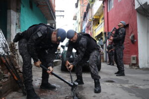 Polícia Militar faz operação para retirar barricadas do tráfico em Paraisópolis policia-militar-faz-operacao-para-retirar-barricadas-do-trafico-em-paraisopolis