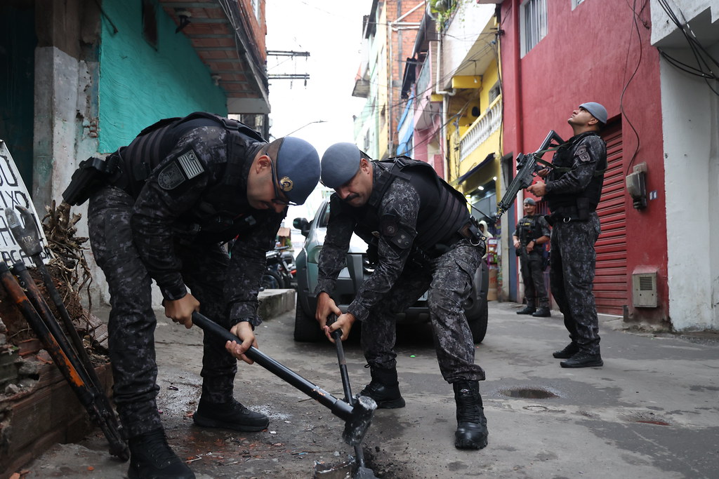 Polícia Militar faz operação para retirar barricadas do tráfico em Paraisópolis policia-militar-faz-operacao-para-retirar-barricadas-do-trafico-em-paraisopolis