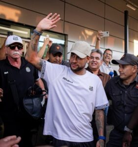 Multidão recebe Santos na fronteira em festa para Neymar antes de jogo nesta terça multidao-recebe-santos-na-fronteira-em-festa-para-neymar-antes-de-jogo-nesta-terca