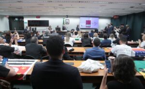 Representantes de farmacêuticos e donos de farmácias divergem sobre piso salarial representantes-de-farmaceuticos-e-donos-de-farmacias-divergem-sobre-piso-salarial