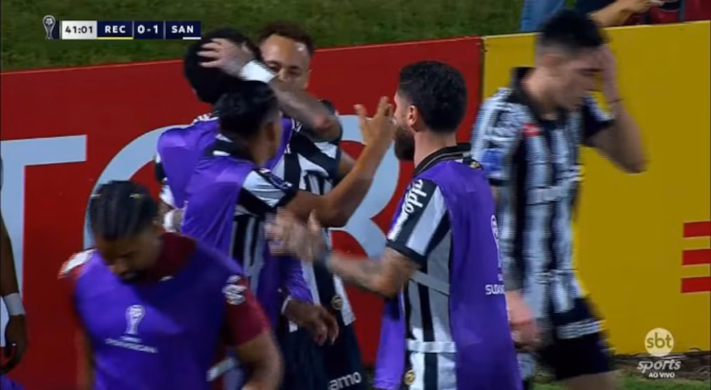 neymar-abraca-robinho-jr.-apos-gol-do-santos-e-tenta-esfriar-crise-no-elenco
