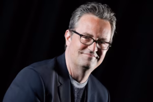 itens-de-matthew-perry,-entre-eles-roteiros-de-‘friends’,-vao-a-leilao-beneficente
