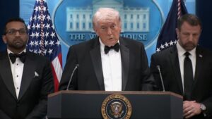 Trump anuncia suspensão da operação militar dos EUA para escoltar navios em Ormuz trump-anuncia-suspensao-da-operacao-militar-dos-eua-para-escoltar-navios-em-ormuz