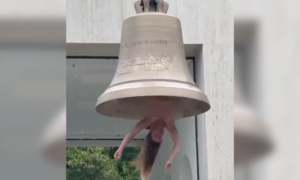 Artista performa nua em sino gigante contra crise climática e gera polêmica artista-performa-nua-em-sino-gigante-contra-crise-climatica-e-gera-polemica