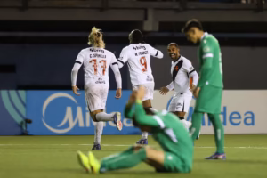 vasco-supera-gol-contra,-vira-no-chile-e-segue-lider-da-sul-americana