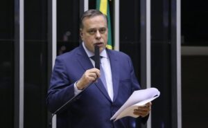 comissao-aprova-proposta-para-regular-relacao-entre-carros-e-bicicletas-no-transito