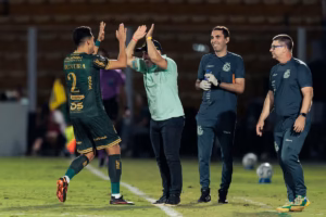 mirassol-vence-a-ldu,-mantem-100%-em-casa-e-assume-lideranca-do-grupo-g