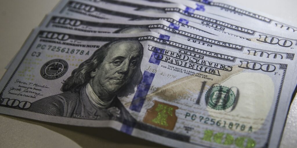 Dólar fecha abaixo de R$ 4,90 pela primeira vez em 28 meses dolar-fecha-abaixo-de-r$-4,90-pela-primeira-vez-em-28-meses