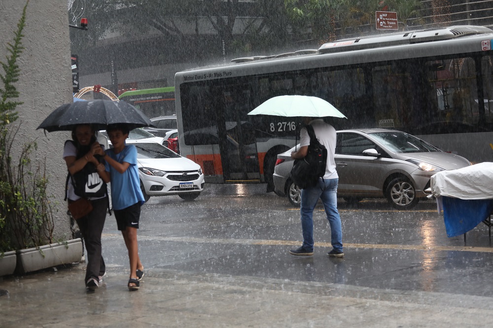 Inmet emite alertas para chuvas intensas e vendaval em 24 estados inmet-emite-alertas-para-chuvas-intensas-e-vendaval-em-24-estados