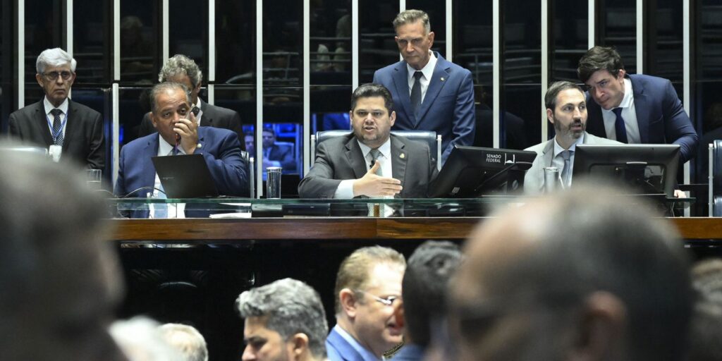 Dosimetria: Alcolumbre promulga lei que beneficia condenados pelo 8/1 dosimetria:-alcolumbre-promulga-lei-que-beneficia-condenados-pelo-8/1