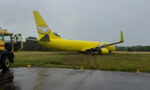 Avião da Gol sai da pista ao pousar no aeroporto de Salvador aviao-da-gol-sai-da-pista-ao-pousar-no-aeroporto-de-salvador