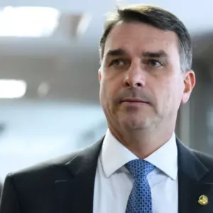 Flávio Bolsonaro diz que continuará trabalhando pelo fim da reeleição presidencial flavio-bolsonaro-diz-que-continuara-trabalhando-pelo-fim-da-reeleicao-presidencial