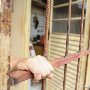 Moradora de rua é estuprada e mantida em cárcere durante 4 dias em Dourados moradora-de-rua-e-estuprada-e-mantida-em-carcere-durante-4-dias-em-dourados