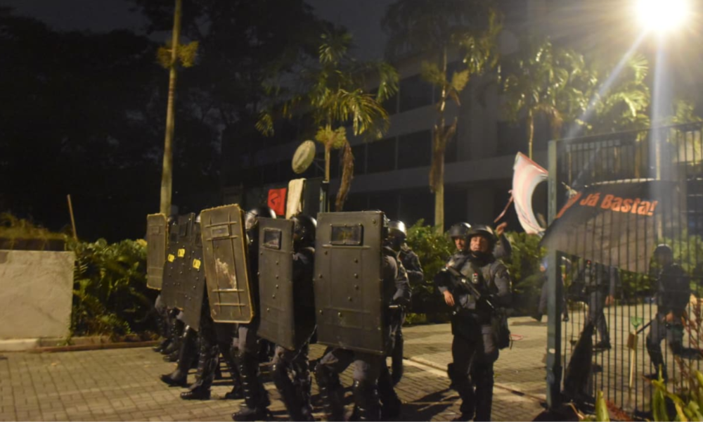 PM desocupa Reitoria da USP; quatro estudantes feridos foram hospitalizados pm-desocupa-reitoria-da-usp;-quatro-estudantes-feridos-foram-hospitalizados