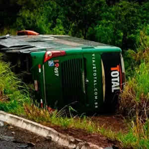 Batida frontal entre carro e ônibus de viagem deixa 2 mortos em rodovia de MS batida-frontal-entre-carro-e-onibus-de-viagem-deixa-2-mortos-em-rodovia-de-ms