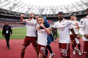 arsenal-vence-o-west-ham-no-fim-e-segue-firme-na-ponta-da-premier-league