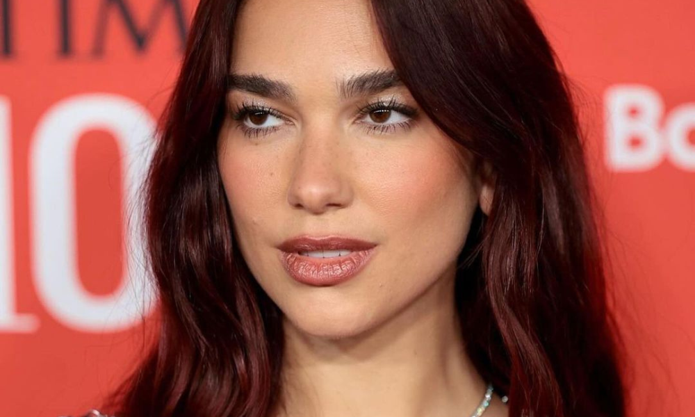 Dua Lipa processa Samsung em US$ 15 milhões por uso indevido de imagem dua-lipa-processa-samsung-em-us$-15-milhoes-por-uso-indevido-de-imagem