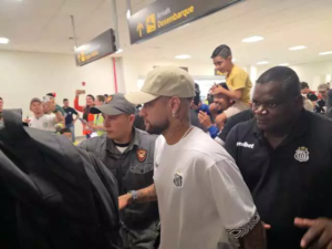 Neymar mobiliza multidão em chegada do Santos a Ponta Porã antes de jogo da Sul-Americana