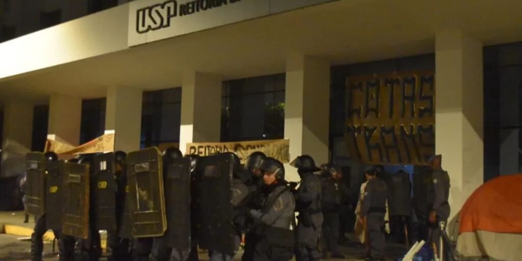 Vereadores provocam universitários em SP e ato tem confronto vereadores-provocam-universitarios-em-sp-e-ato-tem-confronto