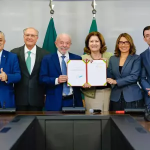 lula-poe-fim-a-“taxa-das-blusinhas”,-com-isencao-para-compras-ate-us$-50