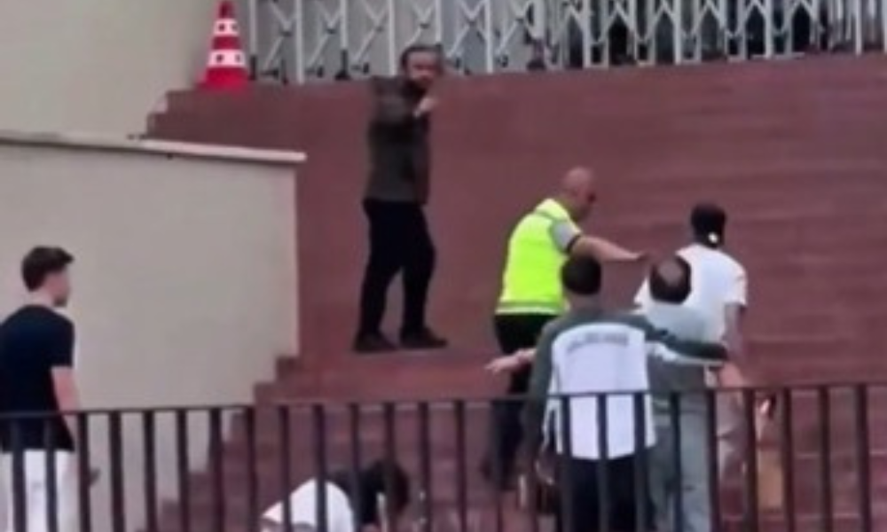 Jogador é agredido por homem que se diz obcecado pela mulher dele; veja vídeo jogador-e-agredido-por-homem-que-se-diz-obcecado-pela-mulher-dele;-veja-video