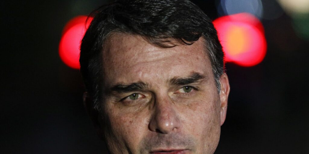 Flávio Bolsonaro admite cobrança a Vorcaro, mas nega crime flavio-bolsonaro-admite-cobranca-a-vorcaro,-mas-nega-crime
