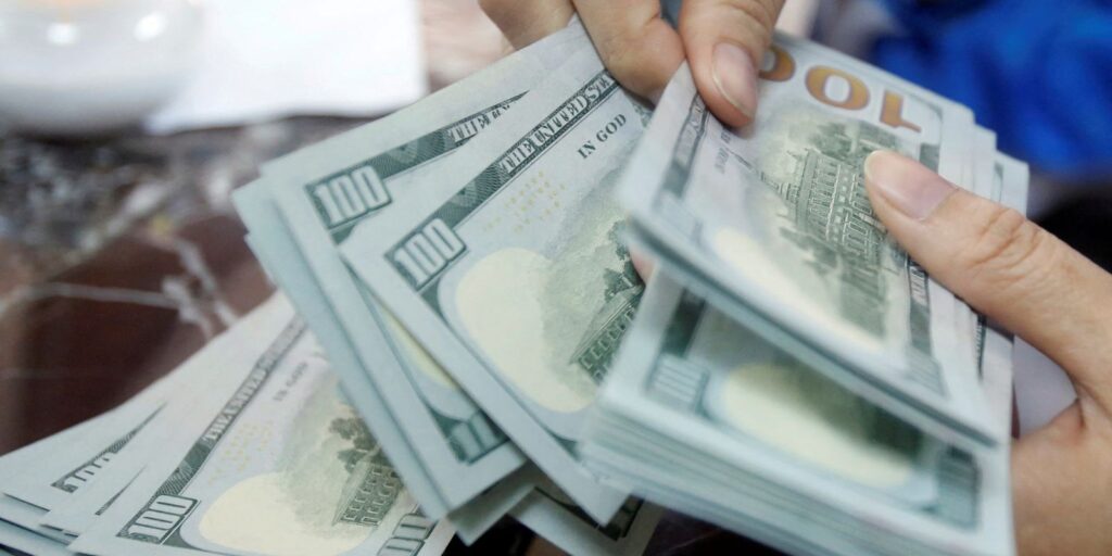 Dólar supera R$ 5 e bolsa cai quase 2% em dia de turbulência dolar-supera-r$-5-e-bolsa-cai-quase-2%-em-dia-de-turbulencia