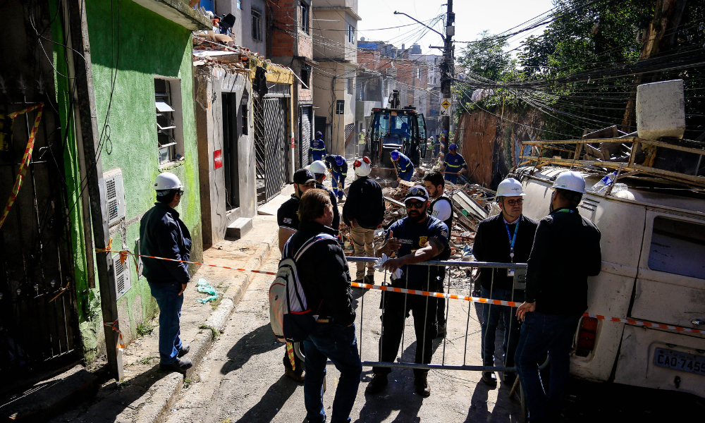 Defesa Civil começa a demolir casas após explosão em São Paulo defesa-civil-comeca-a-demolir-casas-apos-explosao-em-sao-paulo