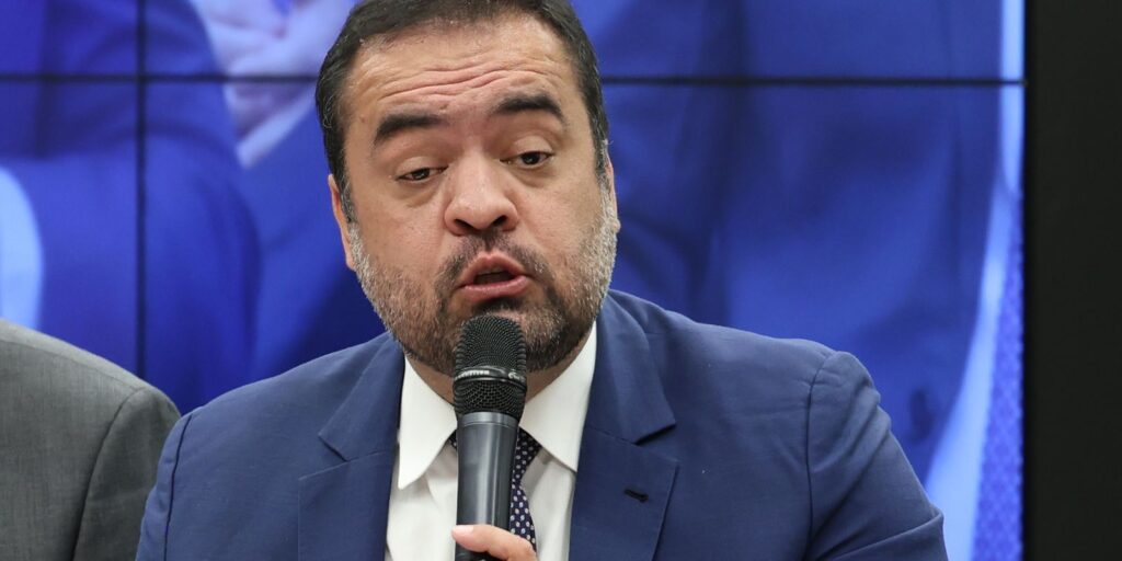claudio-castro-e-suspeito-de-favorecer-e-proteger-interesses-da-refit