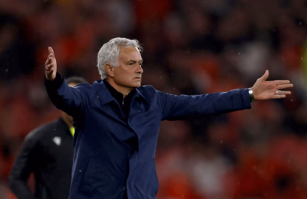 Mourinho deve voltar ao Real Madrid após fim da temporada, diz jornal espanhol mourinho-deve-voltar-ao-real-madrid-apos-fim-da-temporada,-diz-jornal-espanhol
