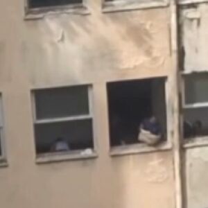 Vídeo flagra documentos da ditadura sendo jogados pela janela do antigo IML, no Rio de Janeiro video-flagra-documentos-da-ditadura-sendo-jogados-pela-janela-do-antigo-iml,-no-rio-de-janeiro