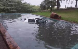 mulher-morre-apos-perseguicao-terminar-com-carro-dentro-de-piscina-na-fronteira
