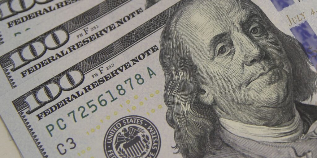 Dólar sobe a R$ 5,06, e bolsa cai com tensão global e ruído político dolar-sobe-a-r$-5,06,-e-bolsa-cai-com-tensao-global-e-ruido-politico