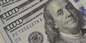 dolar-sobe-a-r$-5,06,-e-bolsa-cai-com-tensao-global-e-ruido-politico