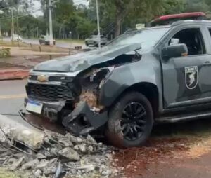 Viatura do Choque colide contra poste e causa interdição no Parque dos Poderes viatura-do-choque-colide-contra-poste-e-causa-interdicao-no-parque-dos-poderes