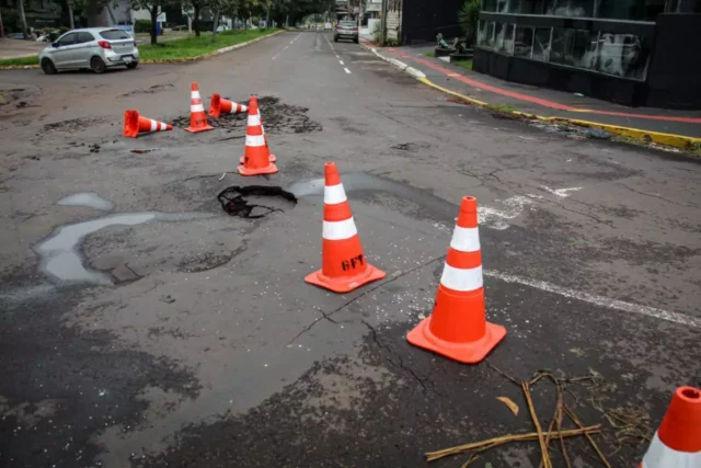 Ondulou e esfarelou: Temporal danifica asfalto perto da Câmara Municipal ondulou-e-esfarelou:-temporal-danifica-asfalto-perto-da-camara-municipal