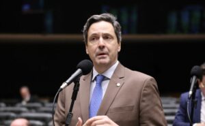 Comissão aprova proposta que proíbe entrada no país de veículos ligados a criminosos comissao-aprova-proposta-que-proibe-entrada-no-pais-de-veiculos-ligados-a-criminosos