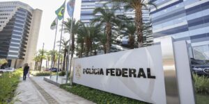 PF prende chileno por suspeita de injúria racial e homofobia em voo pf-prende-chileno-por-suspeita-de-injuria-racial-e-homofobia-em-voo