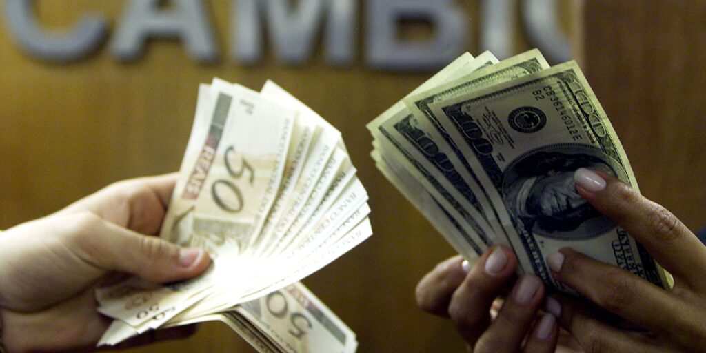 Dólar cai e fecha abaixo de R$ 5, após recuo de Trump no Irã dolar-cai-e-fecha-abaixo-de-r$-5,-apos-recuo-de-trump-no-ira