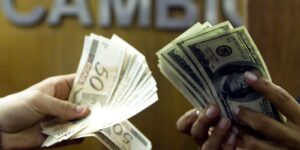 dolar-cai-e-fecha-abaixo-de-r$-5,-apos-recuo-de-trump-no-ira