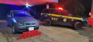 PRF recupera caminhonete furtada e apreende 22 quilos de maconha em Água Clara