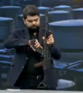 video:-apresentador-dispara-tiro-durante-‘treinamento’-ao-vivo-na-tv-estatal-do-ira