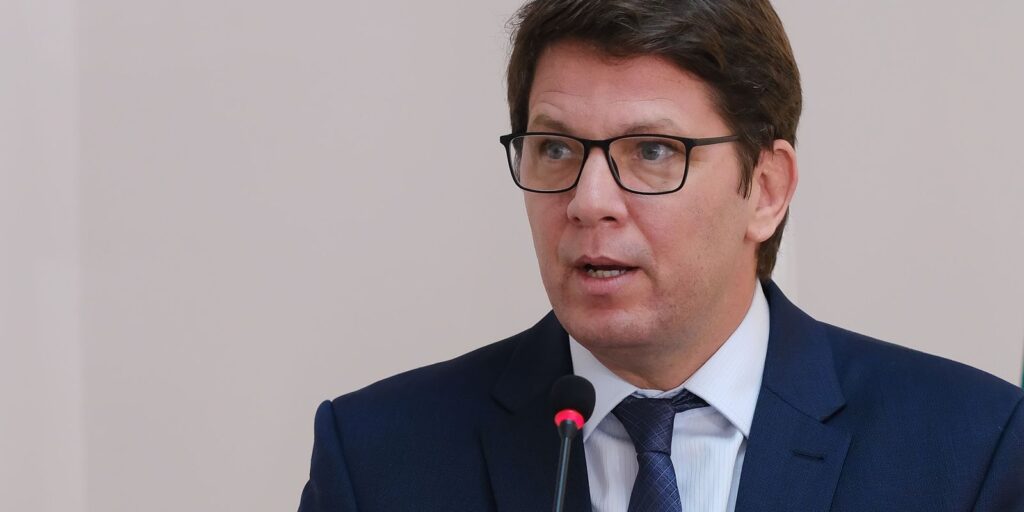 Dino dá prazo para Câmara explicar viagem internacional de Mario Frias dino-da-prazo-para-camara-explicar-viagem-internacional-de-mario-frias