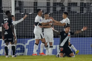 vasco-leva-virada-do-olimpia-no-fim-e-se-complica-na-sul-americana