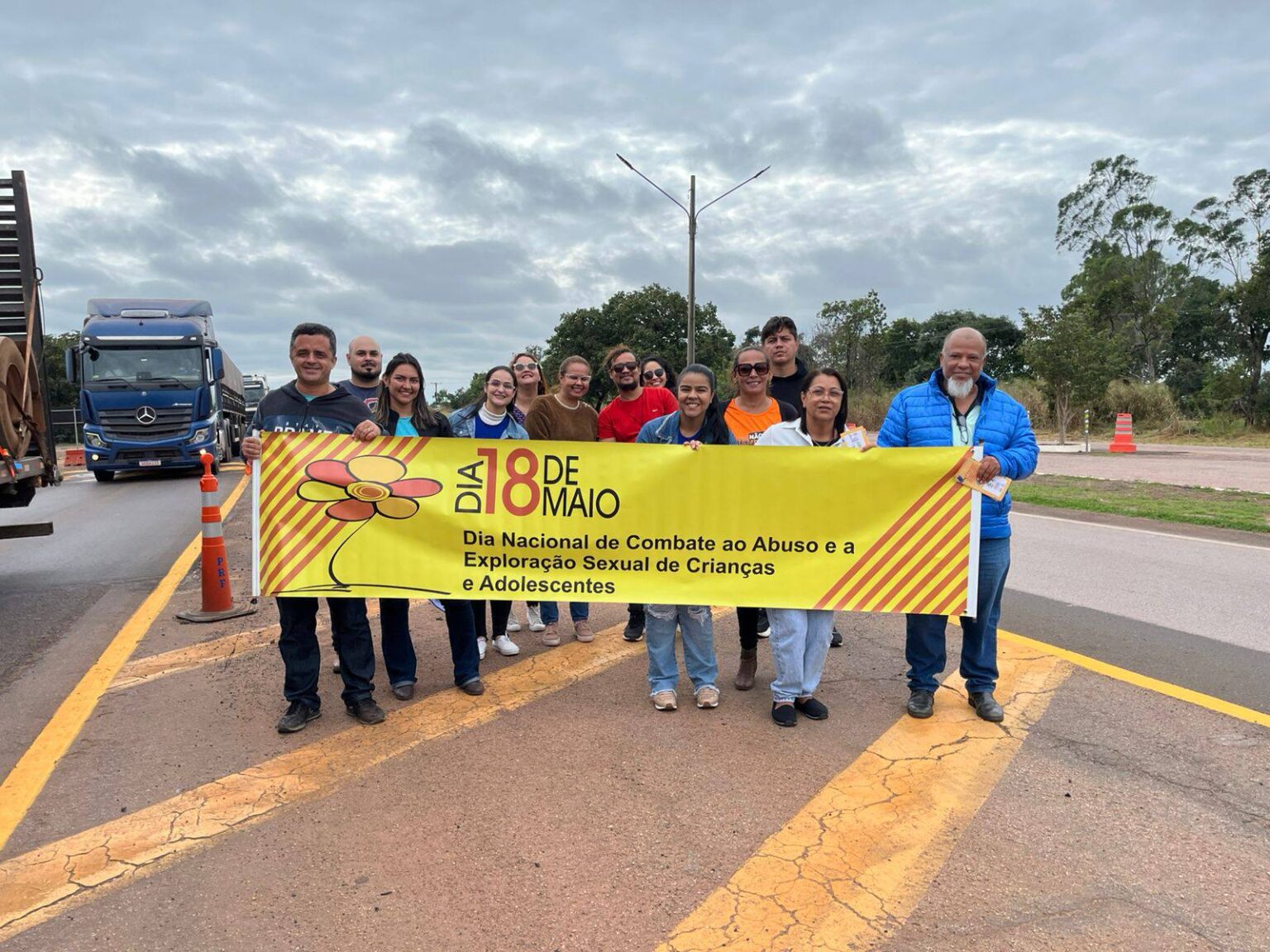 pedagio-educativo-mobiliza-motoristas-na-br-163-em-coxim-durante-campanha-maio-laranja