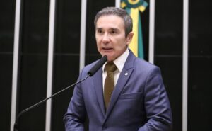 comissao-de-educacao-aprova-projeto-que-proibe-uso-de-conteineres-e-lonas-em-escolas